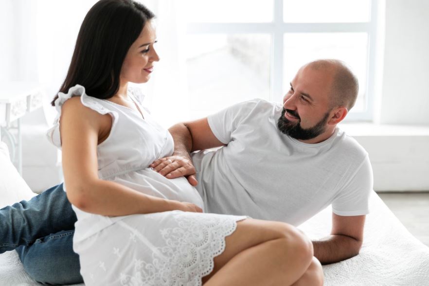 Couple qui se regarde durant la grossesse